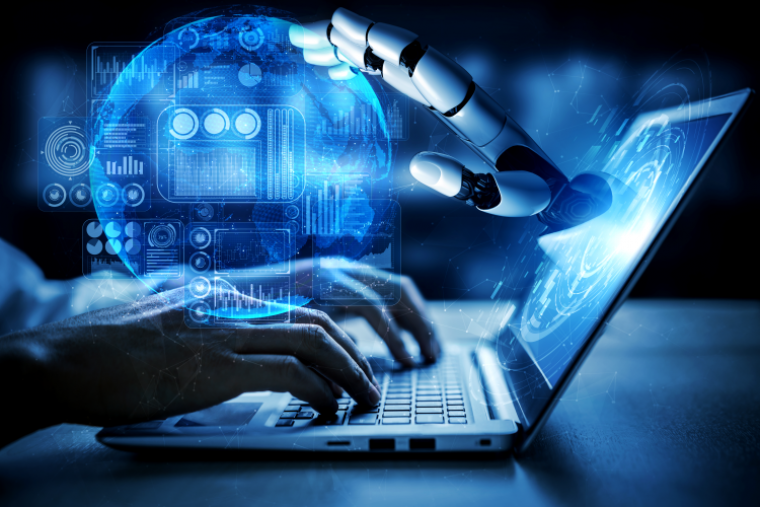 Aus einem Laptopbildschirm kommt eine Roboterhand, die eine digitale blaue Kugel berührt. Auf die Tastatur des Laptops tippen zwei Hände.