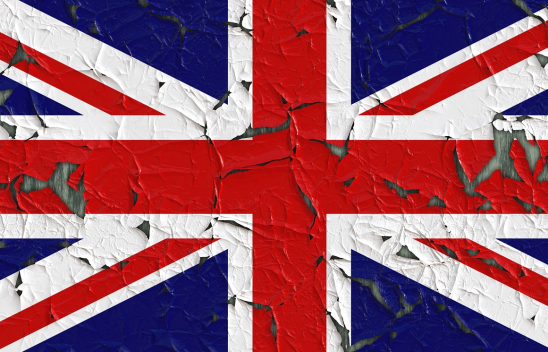 Der auf Holz geklebte Union Jack (zwei rote und ein weißes Kreuz auf dunkelblau) hat Risse und blättert ab. Der auf Holz geklebte Union Jack (zwei rote und ein weißes Kreuz auf dunkelblau) hat Risse und blättert ab.