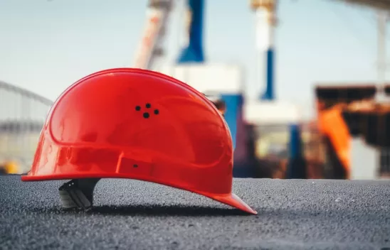 Ein roter Schutzhelm für Baustellen.