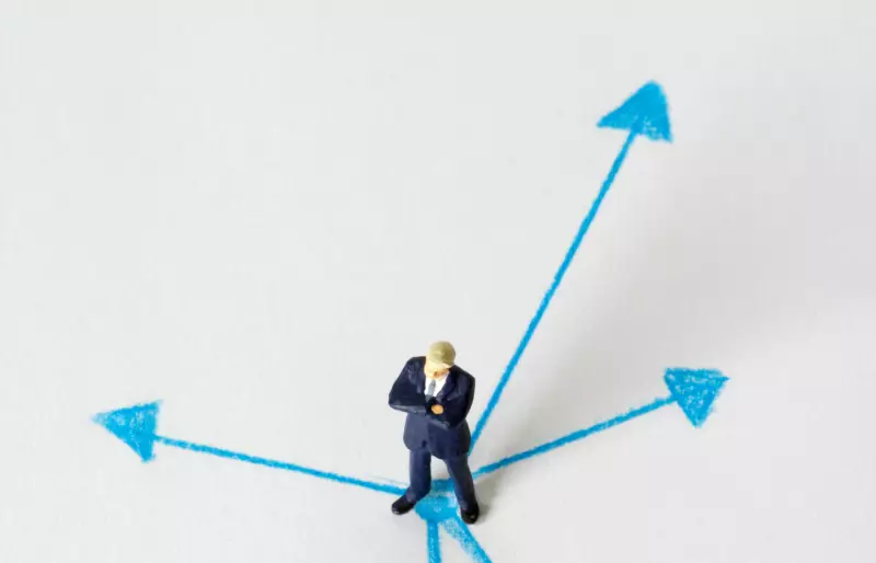 Eine kleine Figur steht auf einem Blatt Papier, von ihr gehen mehrere blaue Pfeile ab