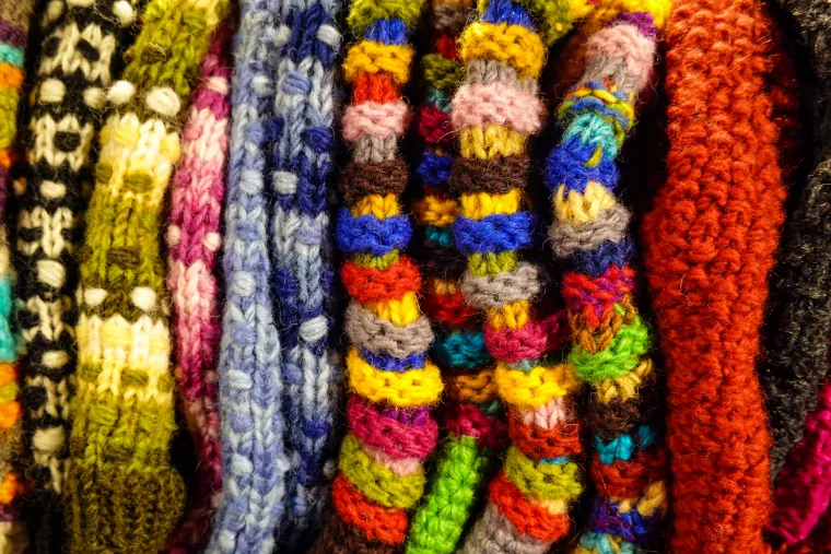 Strickzeug aus bunter Wolle als Sinnbild für die Verwobenheit sozialer Kategorien aus intersektionaler Perspektive.