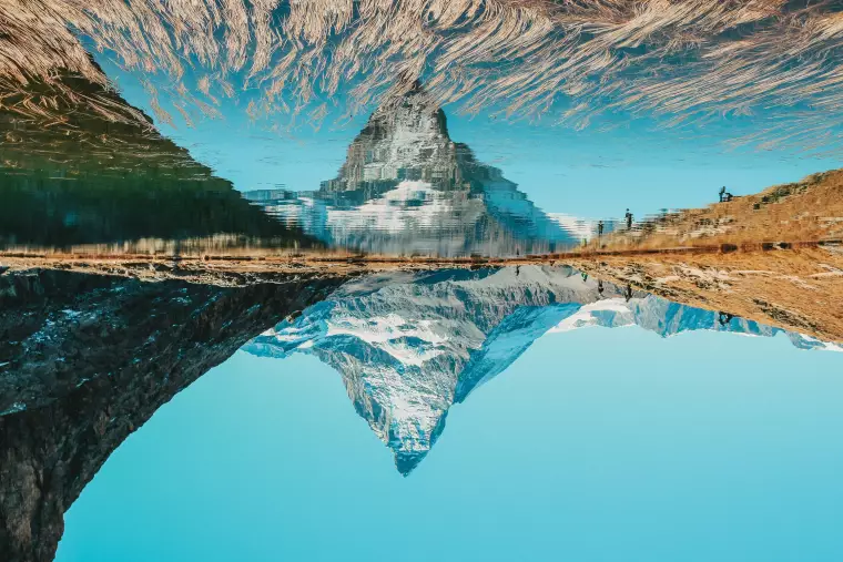 Spiegelung des Matterhorns in einem See, um 180 Grad gedreht.