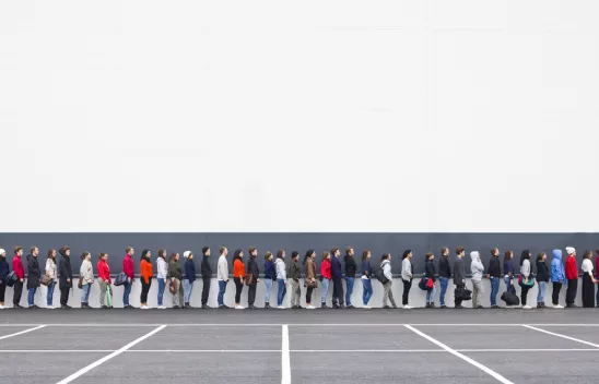 Menschen stehen in einer Warteschlange. Menschen stehen in einer Warteschlange.
