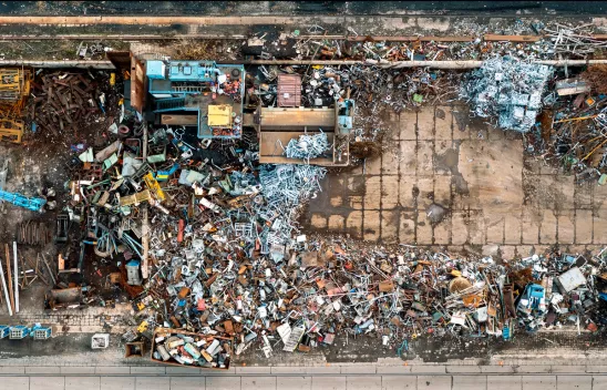 Ein Schrottplatz aus der Vogelperspektive