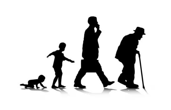 Eine Darstellung des Lebenszyklus in schwarzweiß durch ein Baby, einem kleinen Jungen, einem Mann mit Aktentasche und Telefon und einem alten Mann mit Gehstock und Hut.