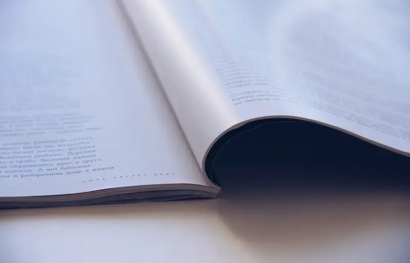 Blick auf eine aufgeschlagene Zeitschrift