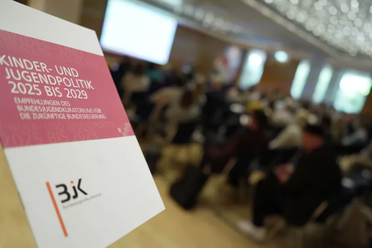 Abbildung des BJK Berichts zur Kinder- und Jugendpolitik