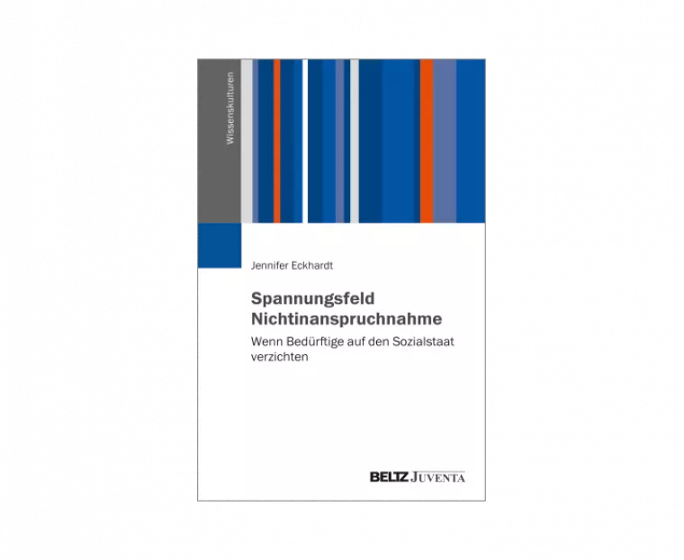 Ein Buchcover mit dem Titel "Spannungsfeld Nichtinanspruchnahme" in schwarz auf weißem Untergrund. Auf der oberen Hälfte des Covers sind Streifen in Blau-, Orange-, und Weißtönen.