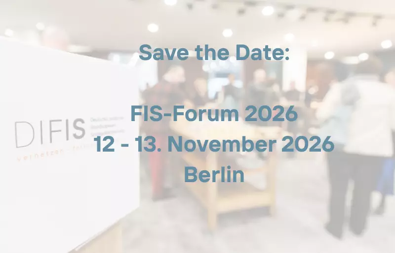 Grafik mit dem Schriftzug „Save the Date: FIS-Forum 2026, 12.-13. November 2026, Berlin“ vor einem unscharfen Hintergrund einer Veranstaltung