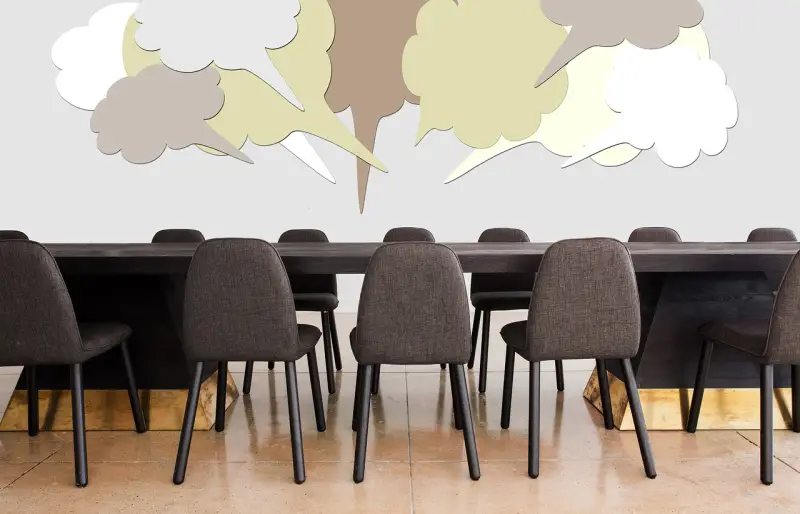 Mehrere Stühle stehen an einem Tisch, darüber eine Illustration aus mehreren Gedanken- und Sprechblasen Mehrere Stühle stehen an einem Tisch, darüber eine Illustration aus mehreren Gedanken- und Sprechblasen