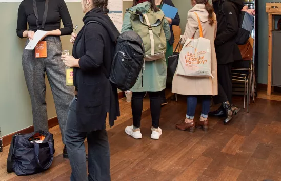Personen stehen in einer Gruppe und unterhalten sich Personen stehen in einer Gruppe und unterhalten sich