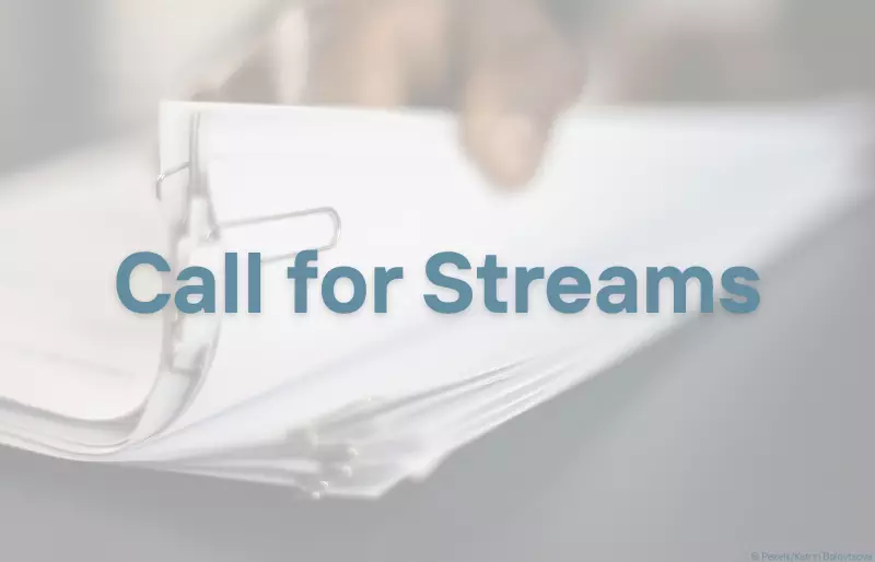 Stapel weißer Dokumente mit Büroklammer, eine Hand blättert durch die Seiten, darüber der Text "Call for Streams“