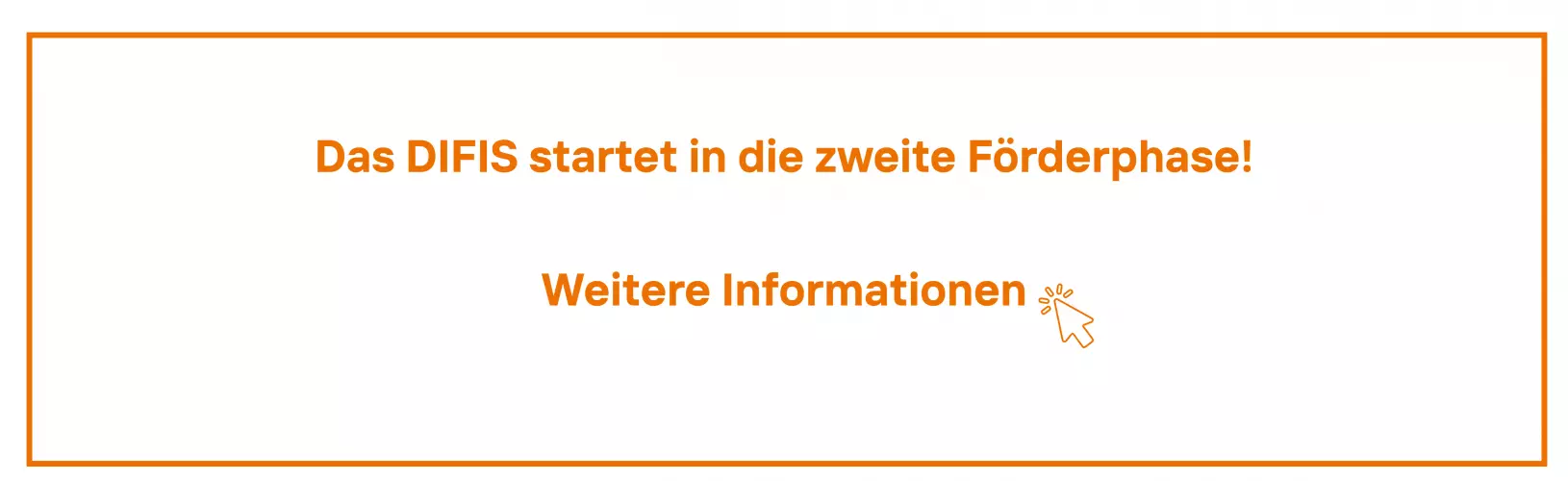 Weißer Banner mit orangefarbener Schrift: "Das DIFIS startet in die zweite Förderphase" und "Weitere Informationen" mit einem Icon eines Cursors