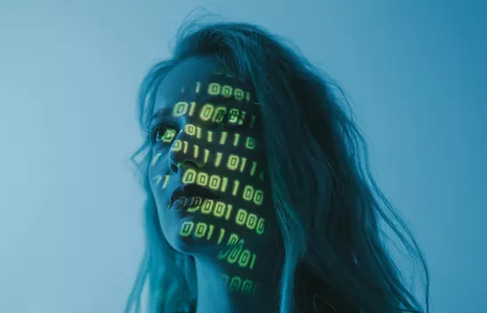 Kopf einer Frau auf den Nullen und Einsen projiziert werden.