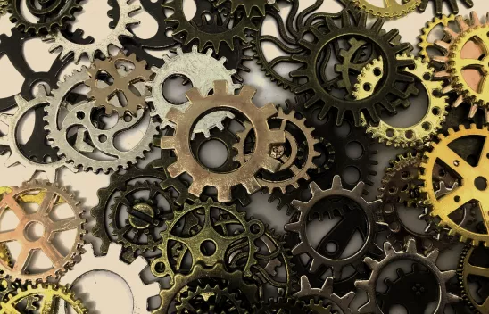 Zahnräder unterschiedlicher Größe und Farbe liegen unsortiert auf einem Haufen Zahnräder unterschiedlicher Größe und Farbe liegen unsortiert auf einem Haufen