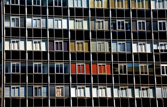 Die Fassade eines modernen Wohngebäudes mit vielen einzelnen Fenstern Die Fassade eines modernen Wohngebäudes mit vielen einzelnen Fenstern