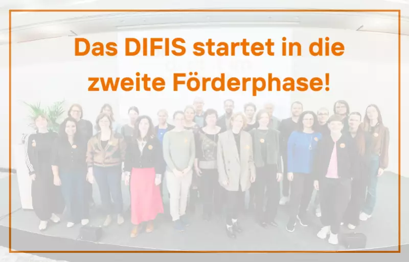 Gruppenfoto des DIFIS-Teams im Hintergrund, darüber steht "Das DIFIS startet in die zweite Förderphase"