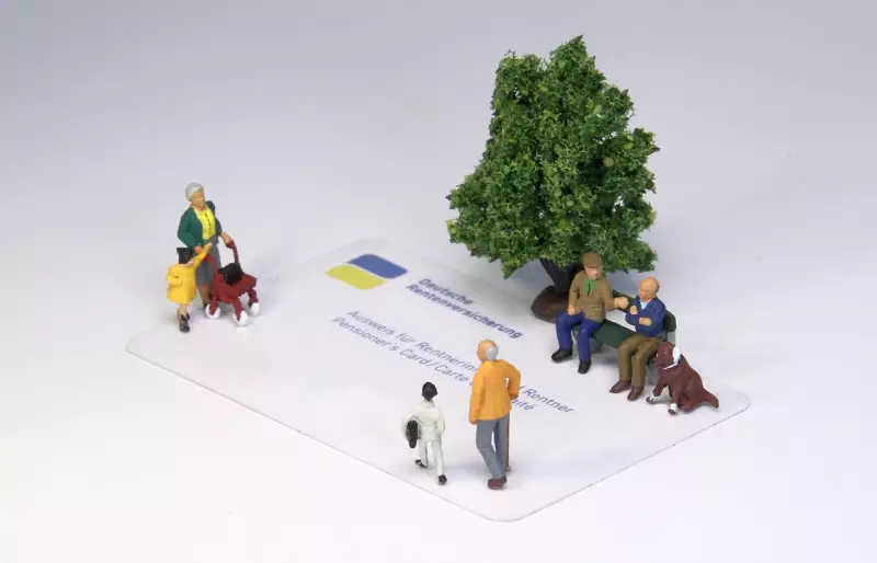 Miniaturfiguren älterer Menschen stehen und sitzen auf einer Rentenversicherungs­karte