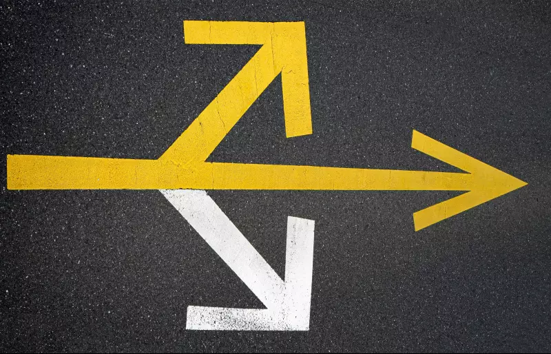 Drei Pfeile auf dem Asphalt weisen in unterschiedliche Richtungen Drei Pfeile auf dem Asphalt weisen in unterschiedliche Richtungen