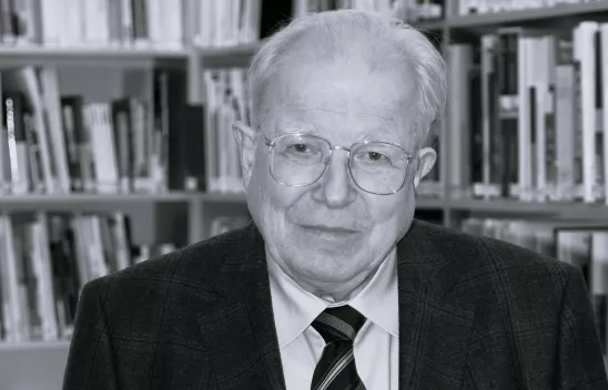 Porträtfoto von Franz-Xaver Kaufmann vor einer Bibliothek. Porträtfoto von Franz-Xaver Kaufmann vor einer Bibliothek.