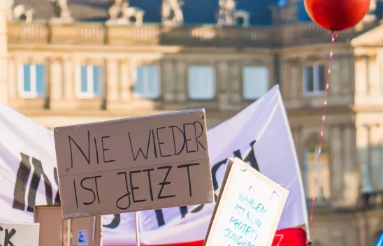 Schild auf einer Demo mit der Aufschrift "Nie wieder ist jetzt" Schild auf einer Demo mit der Aufschrift "Nie wieder ist jetzt"