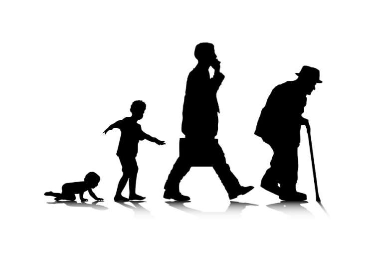 Eine Darstellung des Lebenszyklus in schwarzweiß durch ein Baby, einem kleinen Jungen, einem Mann mit Aktentasche und Telefon und einem alten Mann mit Gehstock und Hut.
