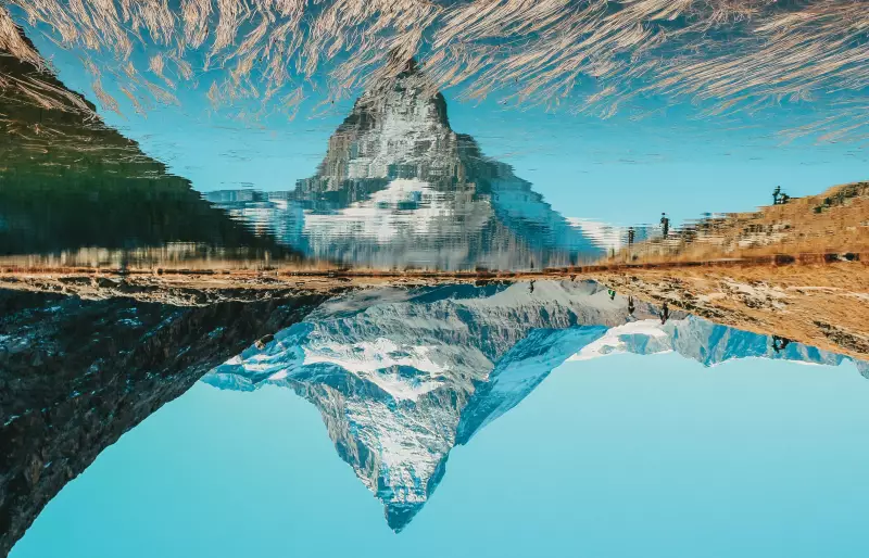 Spiegelung des Matterhorns in einem See, um 180 Grad gedreht. Spiegelung des Matterhorns in einem See, um 180 Grad gedreht.