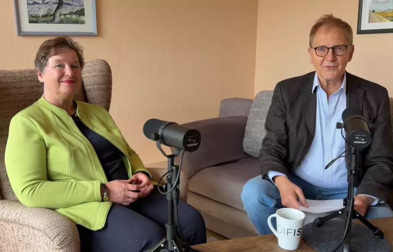 Prof. Dr. Ute Klammer und Prof. Dr. Michael Opielka sitzen vor Mikrofonen, die auf einem Tisch vor ihnen stehen.