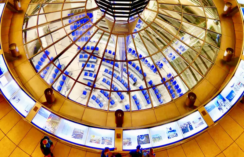 Ein Blick in den Plenarsaal des Deutschen Bundestags aus der Vogelperspektive.