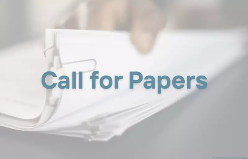 Stapel weißer Dokumente mit Büroklammer, eine Hand blättert durch die Seiten, darüber der Text "Call for Papers“ Stapel weißer Dokumente mit Büroklammer, eine Hand blättert durch die Seiten, darüber der Text "Call for Papers“