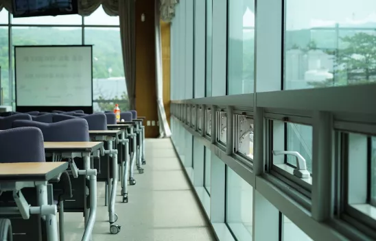 Blick auf einen Seminarraum und eine Präsentationstafel Blick auf einen Seminarraum und eine Präsentationstafel