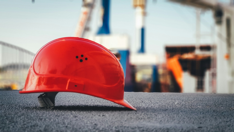 Ein roter Schutzhelm für Baustellen.