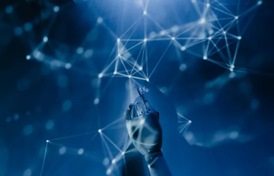 Ein futuristisches Bild mit einer Roboterhand, die auf ein Netzwerk aus leuchtenden, miteinander verbundenen Punkten zeigt, vor einem blauen Hintergrund. Ein futuristisches Bild mit einer Roboterhand, die auf ein Netzwerk aus leuchtenden, miteinander verbundenen Punkten zeigt, vor einem blauen Hintergrund.