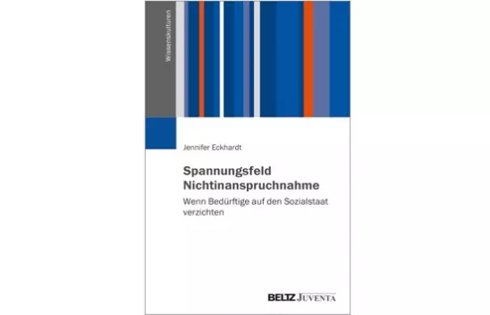 Ein Buchcover mit dem Titel "Spannungsfeld Nichtinanspruchnahme" in schwarz auf weißem Untergrund. Auf der oberen Hälfte des Covers sind Streifen in Blau-, Orange-, und Weißtönen.