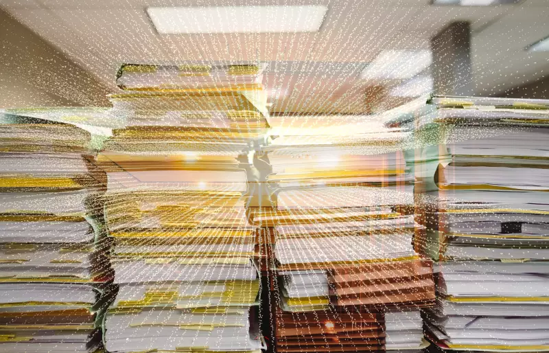 Aktenstapel hinter einem digitalen Lichstrahl. Aktenstapel hinter einem digitalen Lichstrahl.