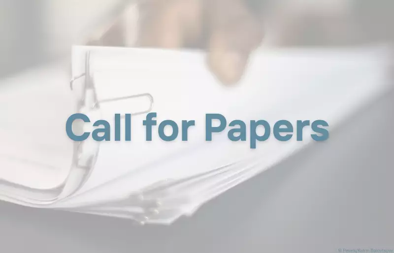 Stapel weißer Dokumente mit Büroklammer, eine Hand blättert durch die Seiten, darüber der Text "Call for Papers“