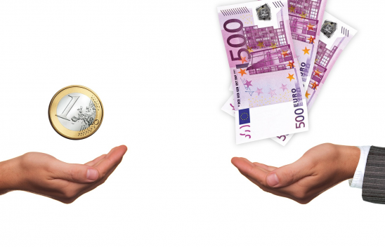 Über einer gebeugten Hand links auf dem Bild schwebt eine Ein-Euro-Münze, über einer gebeugten Hand rechts auf dem Bild schweben drei 500-Euro-Scheine.
