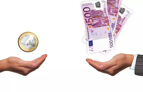 Über einer gebeugten Hand links auf dem Bild schwebt eine Ein-Euro-Münze, über einer gebeugten Hand rechts auf dem Bild schweben drei 500-Euro-Scheine.