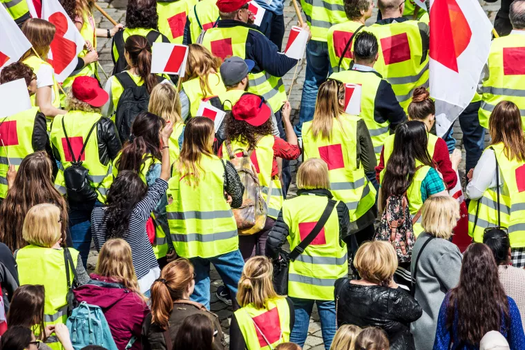 Menschen mit Warnwesten auf einer Demonstration einer Gewerkschaft