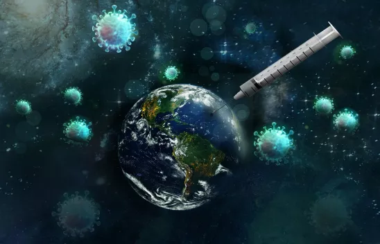 In einem Universum ist die Erde zu sehen, in der eine übergroße Impfspritze steckt. Drum herum fliegen Viren. 