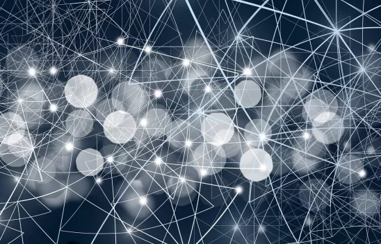 Dunkelblauer Hintergrund mit einer Vielzahl von weißen Linien, die ein verbundenes Lichter-Netz bilden. In der Mitte sind weiße Lichtkegel zu sehen.