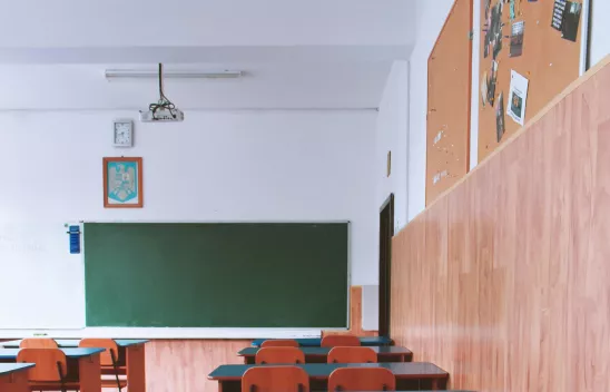 Blick auf eine Tafel in einem Klassenraum Blick auf eine Tafel in einem Klassenraum