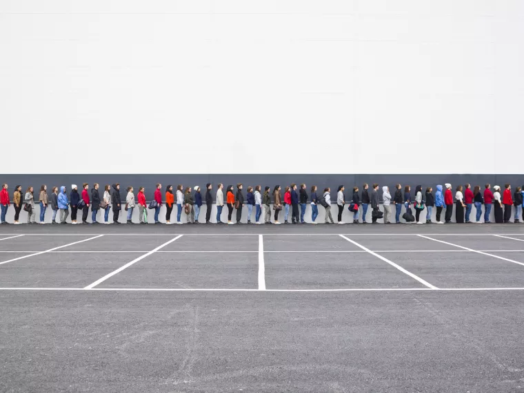 Menschen stehen in einer Warteschlange