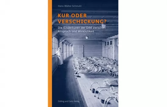 Ein Buchcover, auf dem ein Bild von einem Zimmer mit vielen Tragebetten abgebildet ist, in dem Kinder liegen. Am Fenster steht eine Schwester. Oben steht in orangefarbener Schrift der Titel "Kur oder Verschickung?".