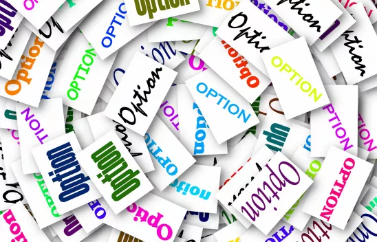 Unzählige Kärtchen mit der Aufschrift "Option" in verschiedenen Variationen bilden einen Kreislauf.