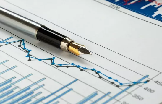 Ein Stift auf einem Blatt Papier, auf dem ein Graph zu sehen ist Ein Stift auf einem Blatt Papier, auf dem ein Graph zu sehen ist