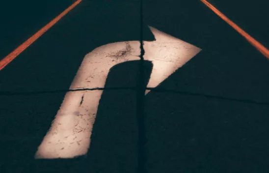 Pfeil nach rechts auf einer Straße